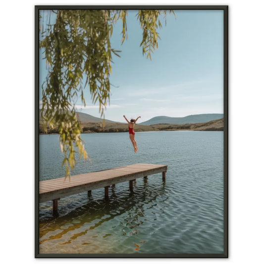 Poster von ruhigem Seeufer mit Holzsteg und blauem Himmel springen