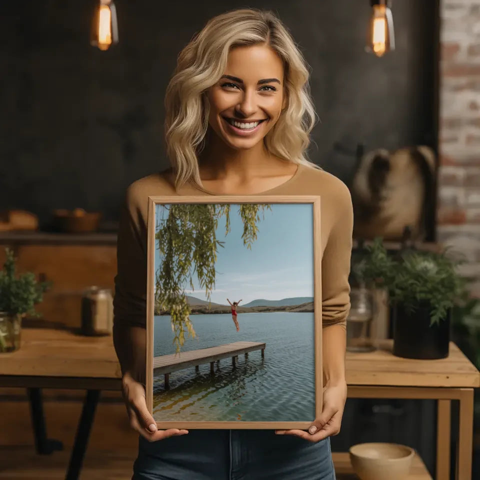 Poster von ruhigem Seeufer mit Holzsteg und blauem Himmel springen