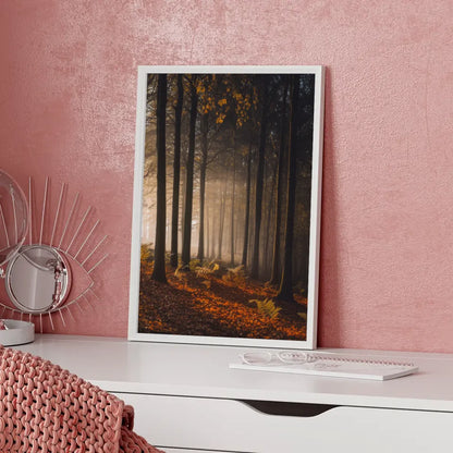 Ruhiger Wald Poster Herbst mit goldenen Tönen und nebliger Atmosphäre