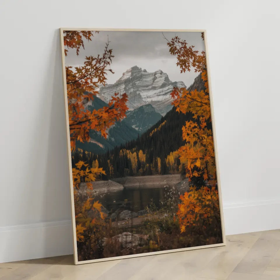 Ruhiger See im Herbst Poster mit Bäumen und Bergen Naturkunst dekorativ