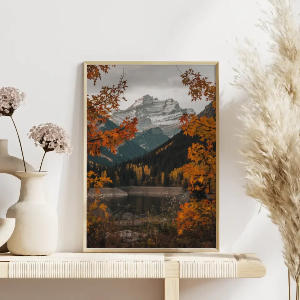 Ruhiger See im Herbst Poster mit Bäumen und Bergen Naturkunst dekorativ