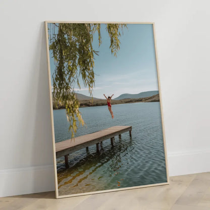 Poster von ruhigem Seeufer mit Holzsteg und blauem Himmel springen