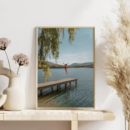 Poster von ruhigem Seeufer mit Holzsteg und blauem Himmel springen