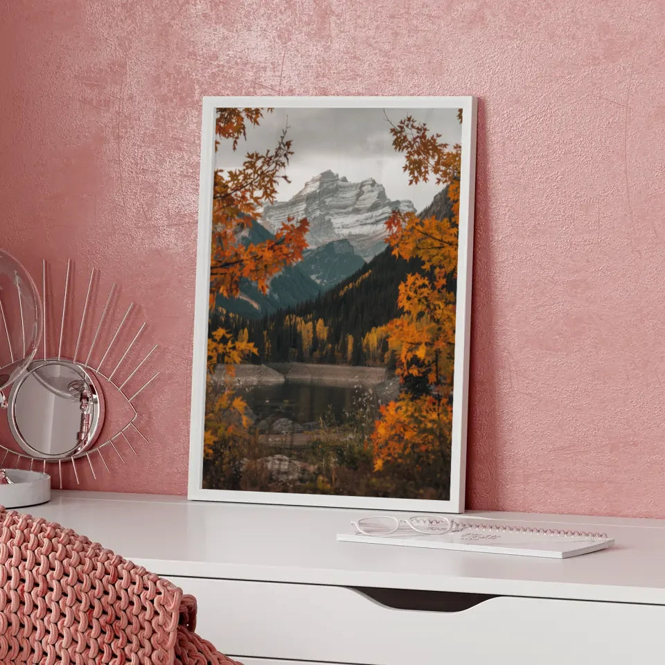 Ruhiger See im Herbst Poster mit Bäumen und Bergen Naturkunst dekorativ