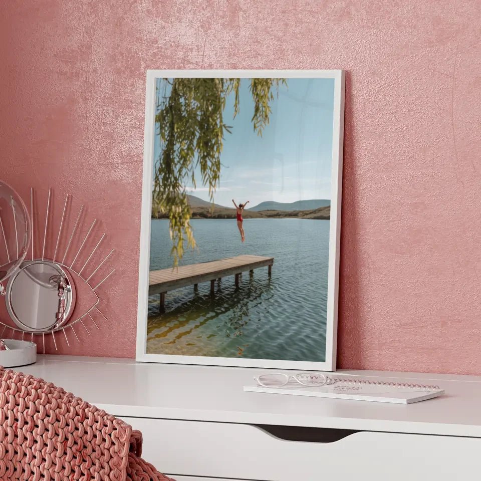 Poster von ruhigem Seeufer mit Holzsteg und blauem Himmel springen