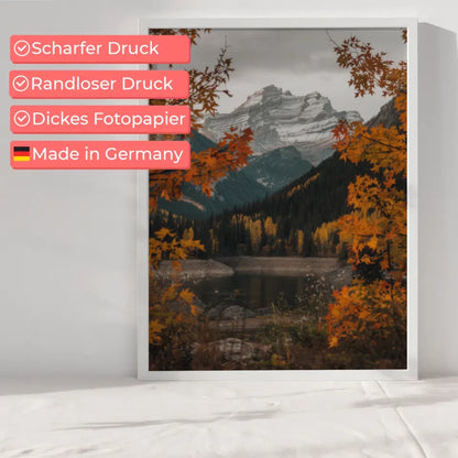 Ruhiger See im Herbst Poster mit Bäumen und Bergen Naturkunst dekorativ