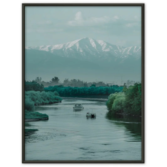 Poster mit ruhiger Landschaft, Fluss, Booten und schneebedeckten Bergen 1