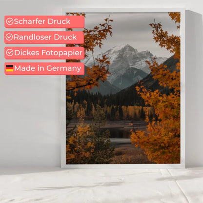 Herbstliche Landschaft Poster mit Bäumen See und Bergen für dein Zuhause