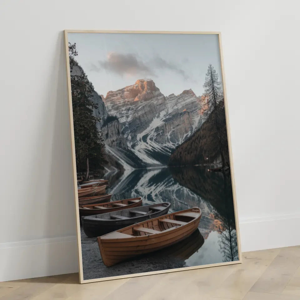 Ruhige Landschaft Poster mit See und schneebedeckten Bergen dekorieren