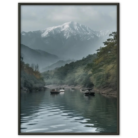 Poster ruhige Landschaft mit Fluss Booten und schneebedeckten Bergen