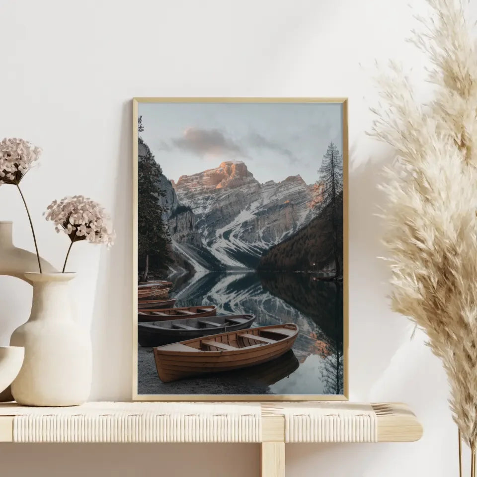 Ruhige Landschaft Poster mit See und schneebedeckten Bergen dekorieren