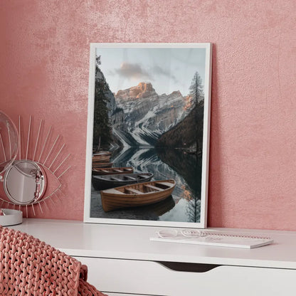 Ruhige Landschaft Poster mit See und schneebedeckten Bergen dekorieren