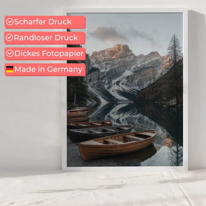 Ruhige Landschaft Poster mit See und schneebedeckten Bergen dekorieren