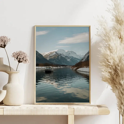 Ruhige Landschaft Poster mit Booten und schneebedeckten Bergen