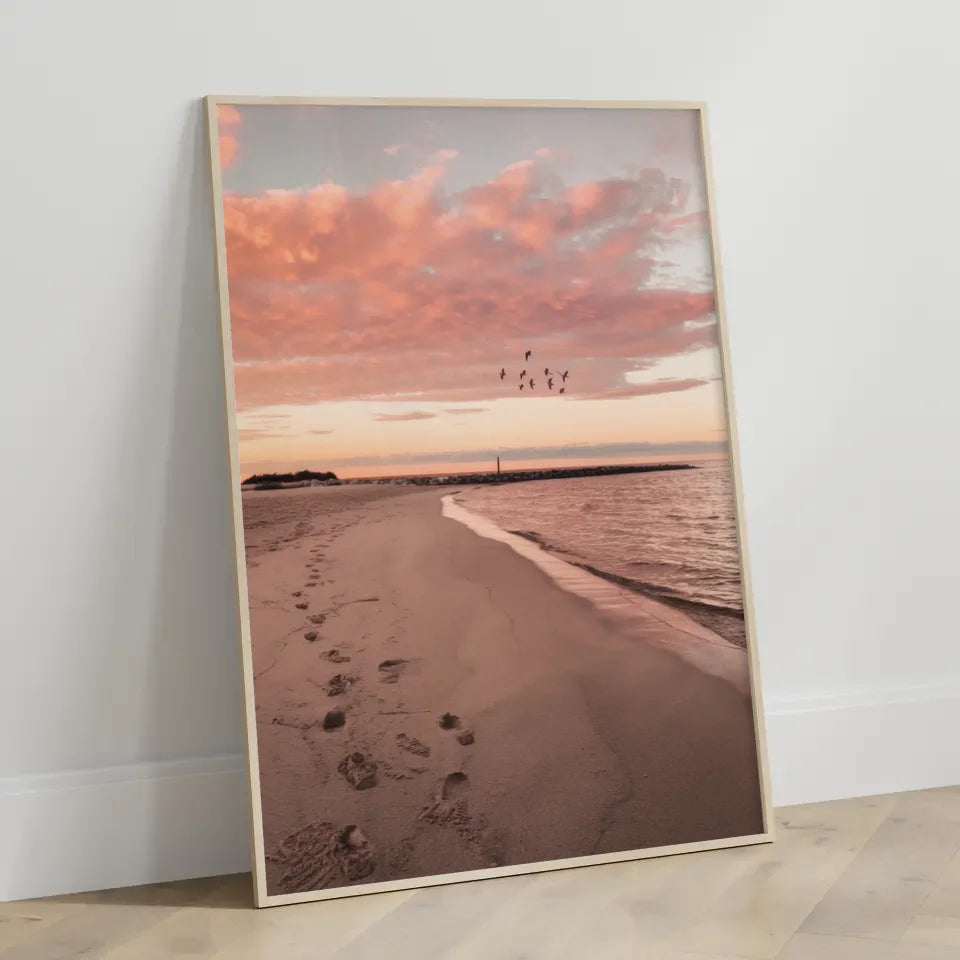 Poster ruhige Achtsamkeitsszene am Sandstrand bei Sonnenuntergang