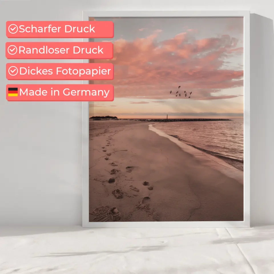 Poster ruhige Achtsamkeitsszene am Sandstrand bei Sonnenuntergang