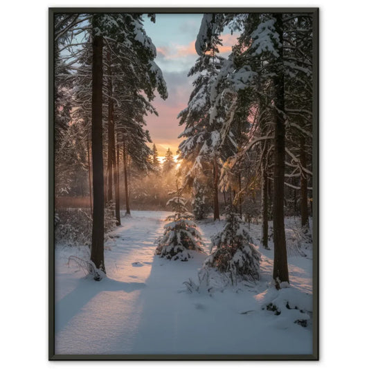 Ruhiger verschneiter Wald Poster mit Sonnenaufgang und goldenen Lichtstrahlen