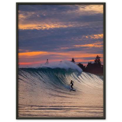 Poster Surferin im Sonnenuntergang auf Welle mit buntem Himmel