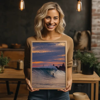 Poster Surferin im Sonnenuntergang auf Welle mit buntem Himmel