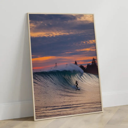 Poster Surferin im Sonnenuntergang auf Welle mit buntem Himmel