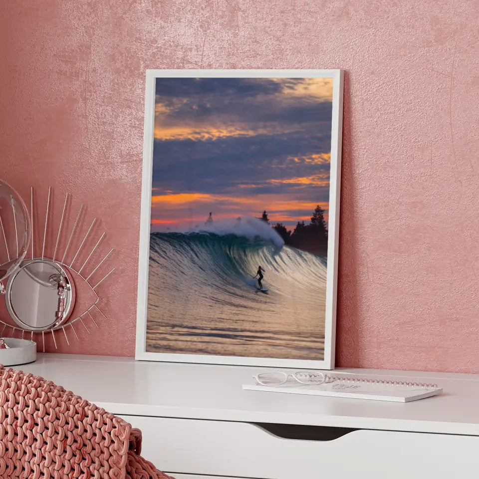 Poster Surferin im Sonnenuntergang auf Welle mit buntem Himmel