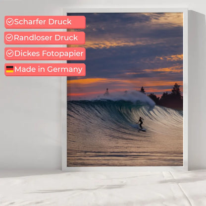 Poster Surferin im Sonnenuntergang auf Welle mit buntem Himmel