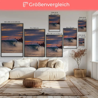 Poster Surferin im Sonnenuntergang auf Welle mit buntem Himmel