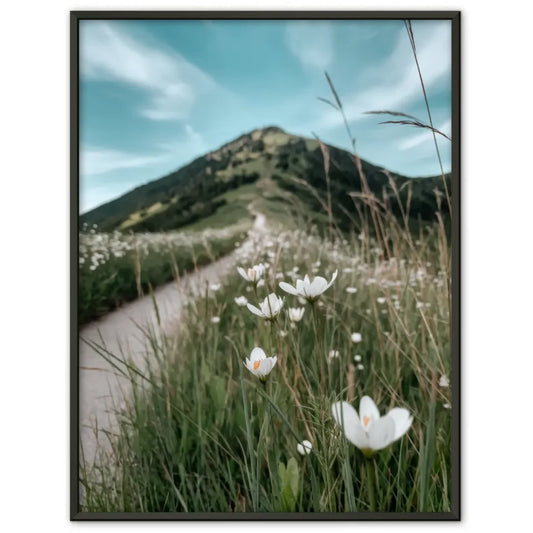Poster einer fröhlichen Frau mit pinken Haaren und Surfbrett am Meer. 1