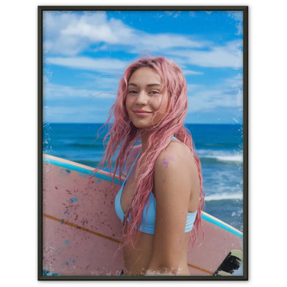 Poster einer sonnigen Frau mit rosa Haaren und Surfbrett im Meer