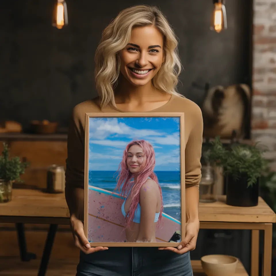 Poster einer sonnigen Frau mit rosa Haaren und Surfbrett im Meer