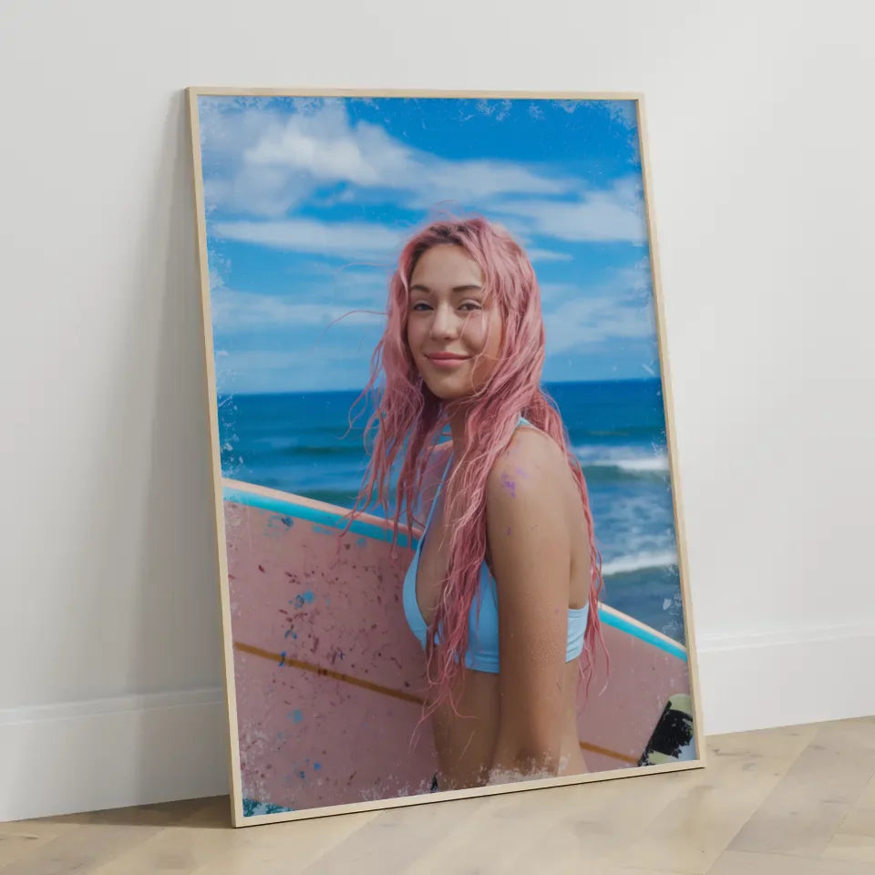 Poster einer sonnigen Frau mit rosa Haaren und Surfbrett im Meer