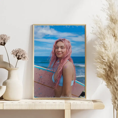 Poster einer sonnigen Frau mit rosa Haaren und Surfbrett im Meer