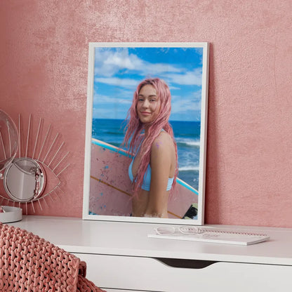 Poster einer sonnigen Frau mit rosa Haaren und Surfbrett im Meer