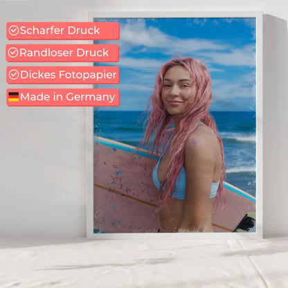 Poster einer sonnigen Frau mit rosa Haaren und Surfbrett im Meer