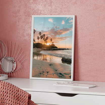 Poster Sonnenuntergang am Strand in Kalifornien mit Palmen und Muscheln