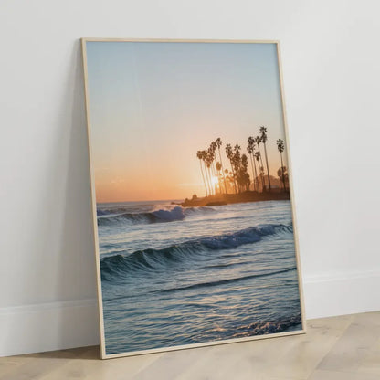 Poster Sonnenuntergang am Strand von Kalifornien mit Palmen und Wellen