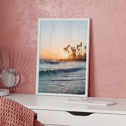 Poster Sonnenuntergang am Strand von Kalifornien mit Palmen und Wellen