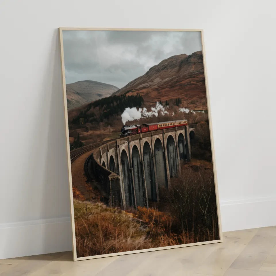 Poster der Nine Arches Bridge in Pastell mit Bus, Surfbrettern und Palmen 3
