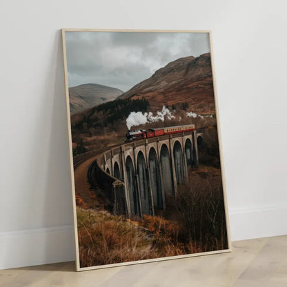 Poster der Nine Arches Bridge in Pastell mit Bus, Surfbrettern und Palmen 3