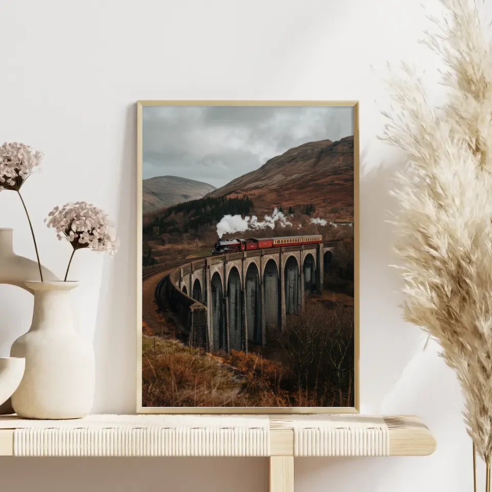 Poster der Nine Arches Bridge in Pastell mit Bus, Surfbrettern und Palmen 4