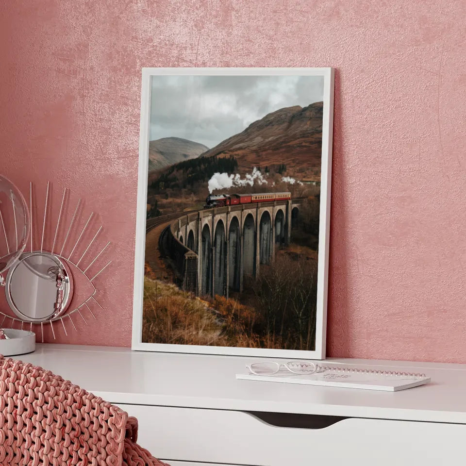 Poster der Nine Arches Bridge in Pastell mit Bus, Surfbrettern und Palmen 5