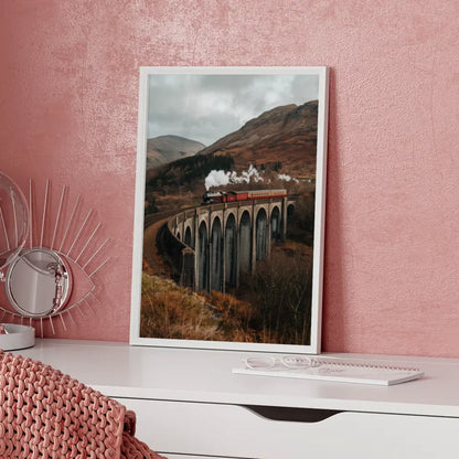 Poster der Nine Arches Bridge in Pastell mit Bus, Surfbrettern und Palmen 5