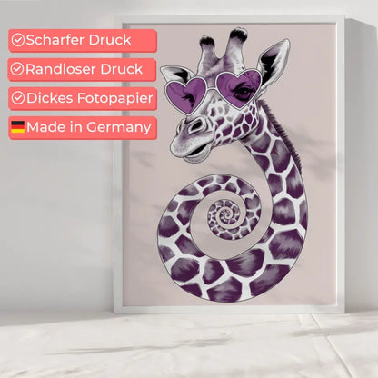 Verspielter Giraffen Poster mit herzförmiger Sonnenbrille und Lila Gläsern