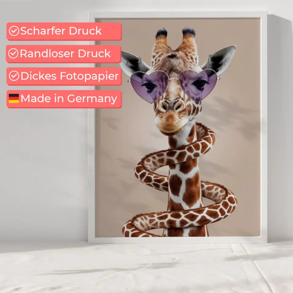 Verspielte Giraffe Poster mit spiralförmigem Hals und Sonnenbrille