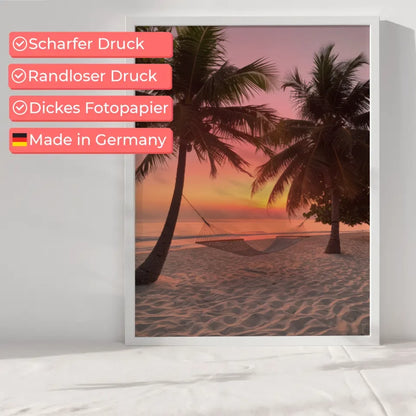 Ruhige Strandszene Poster mit Sonnenaufgang und sanften Farben