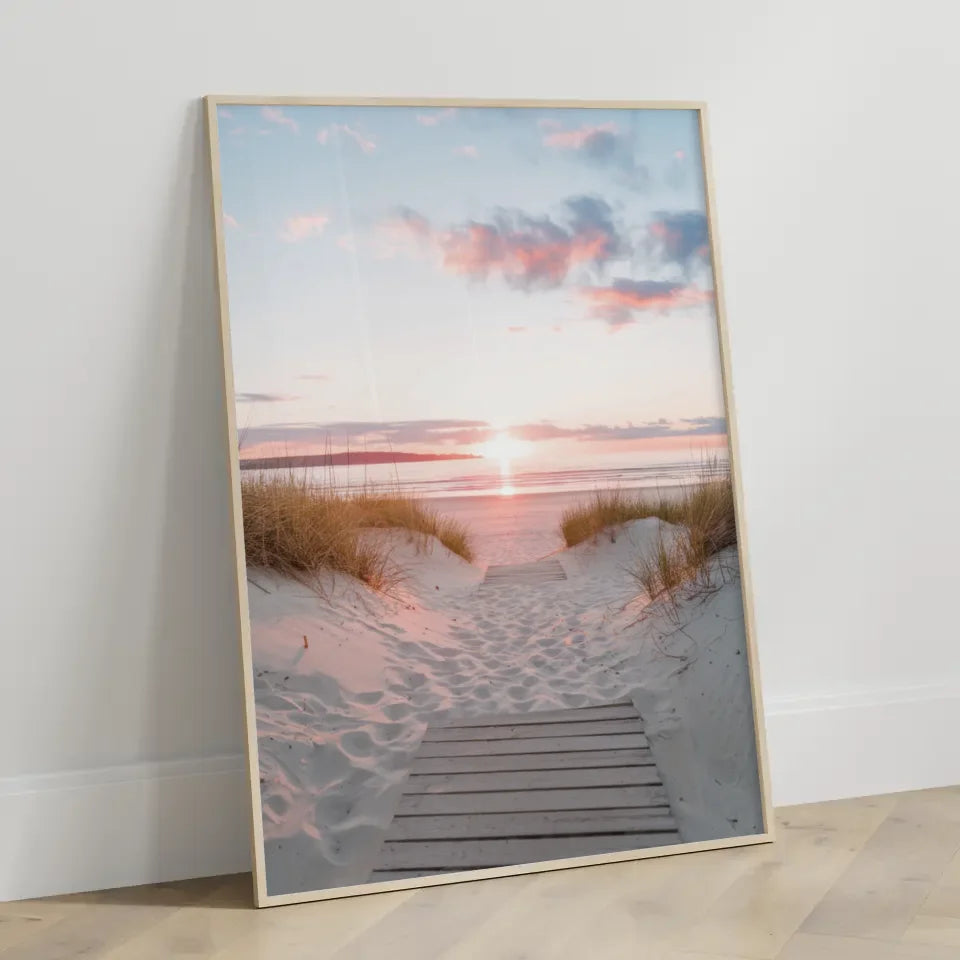 Poster mit ruhiger Strandszene bei Sonnenuntergang für gemütliches Wohnen