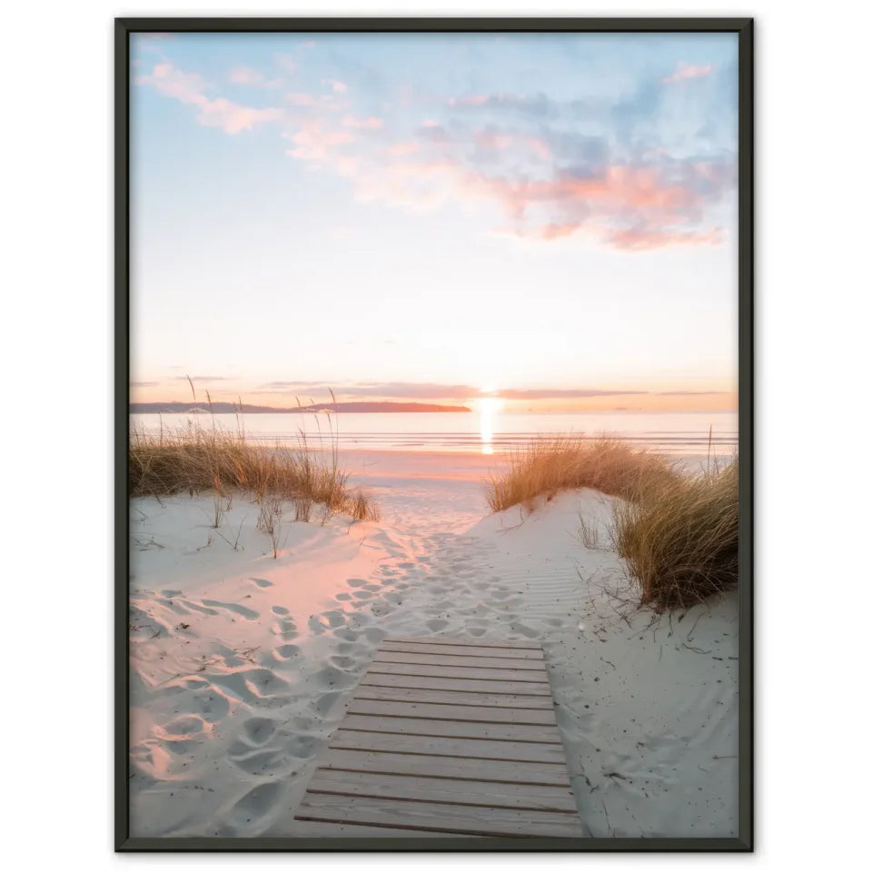 Poster mit ruhiger Strandszene bei Sonnenuntergang für gemütliches Wohnen