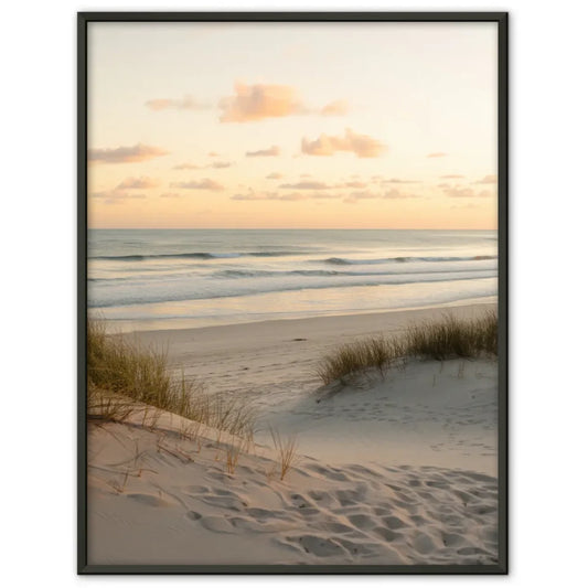 Ruhige Strandszene Poster mit Sonnenaufgang und sanften Farben