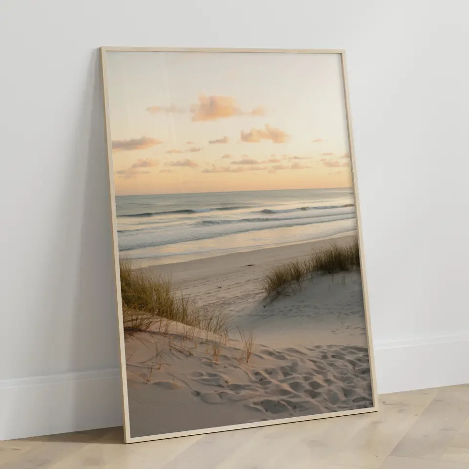 Idyllisches Strandszenen-Poster mit Muschel und sanften Farben 3