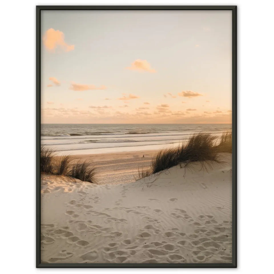 Poster mit beruhigender Strandkulisse und Surfbrett in sanften Farben 1